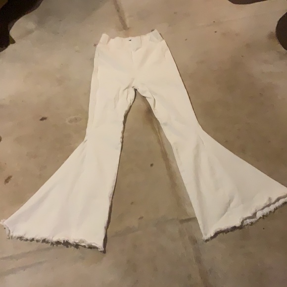L&b small bell bottom white stretch jean material - Picture 3 of 5
